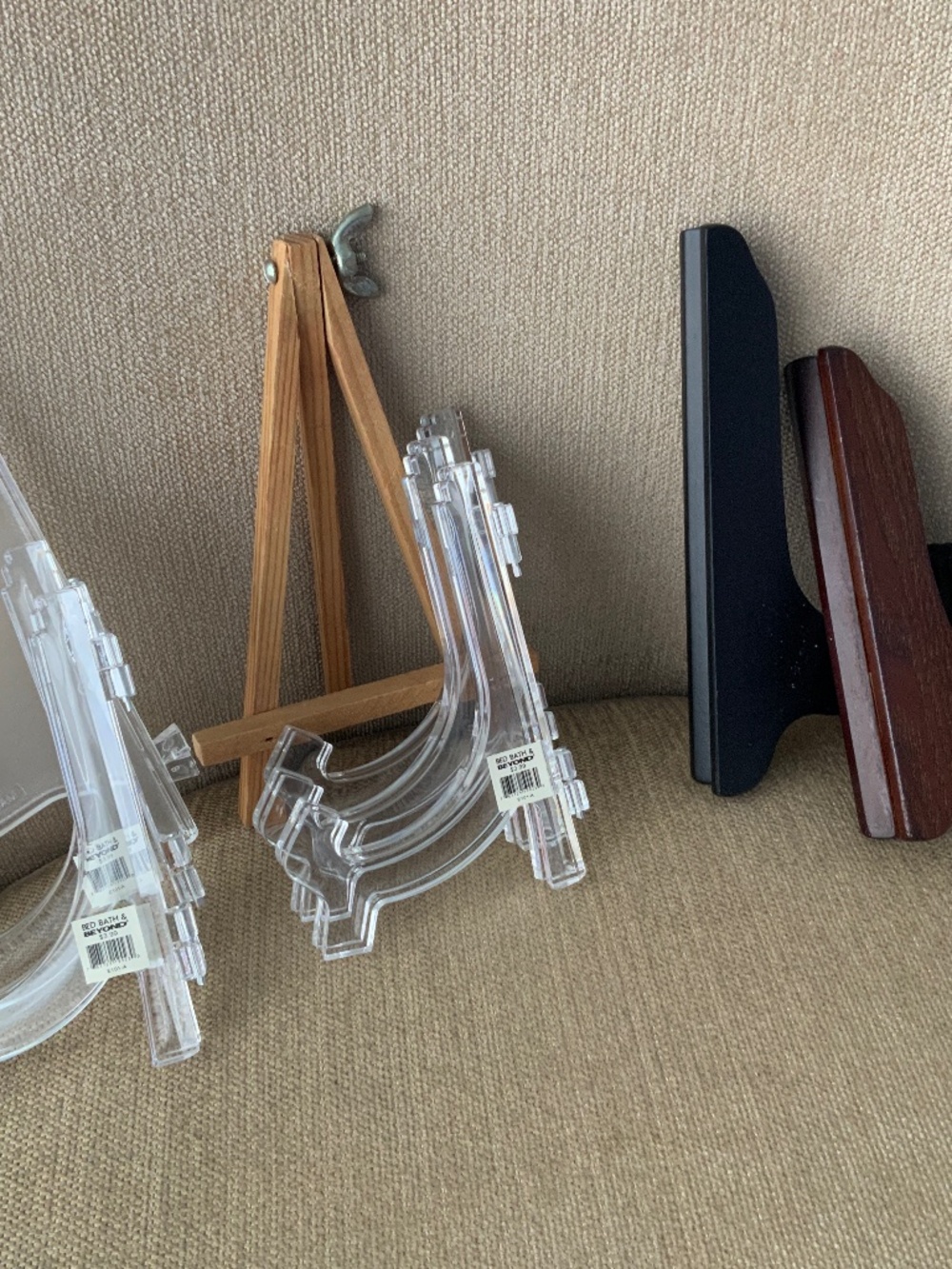 Plate and picture stands